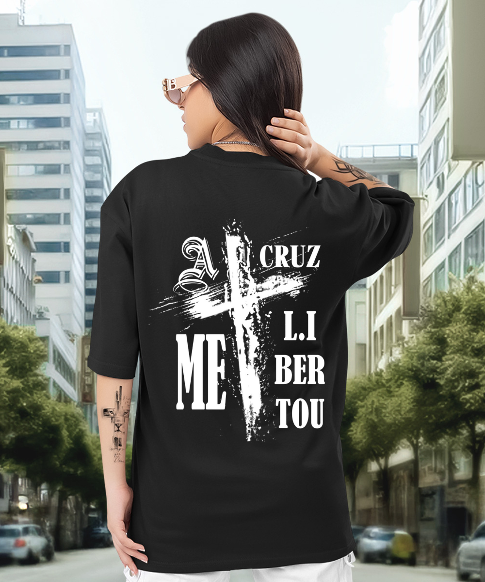 Camiseta Oversized A cruz me libertou EC