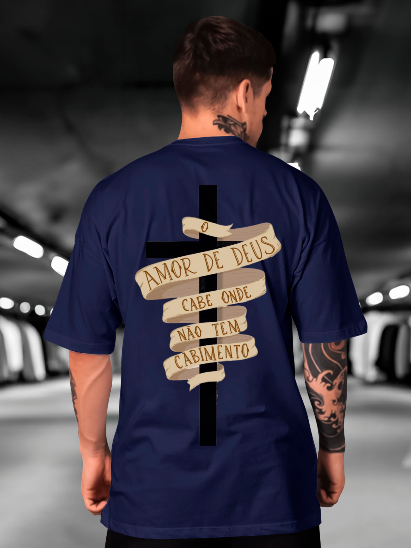 Camiseta Oversized O amor de Deus cabe onde não tem cabimento EC